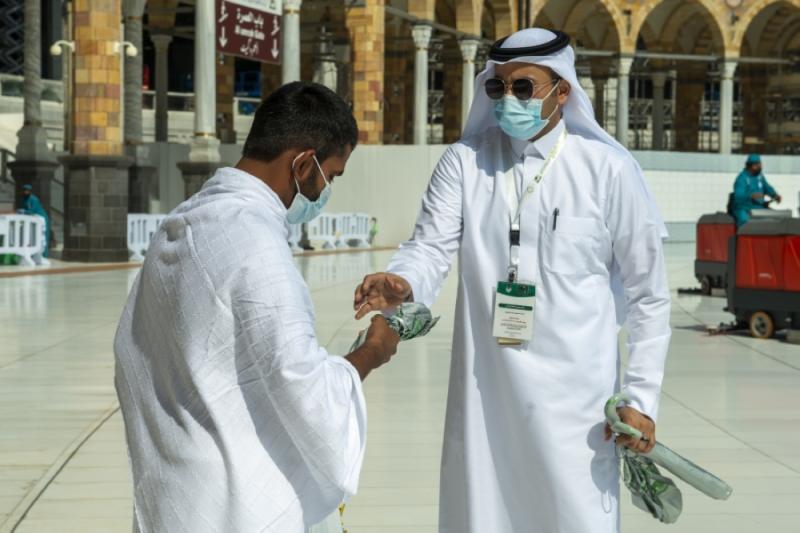 توزيع مظلات ومعقمات على المعتمرين