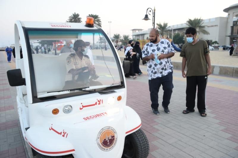 دوريات ميدانية لرصد مخالفي «الاحترازات»