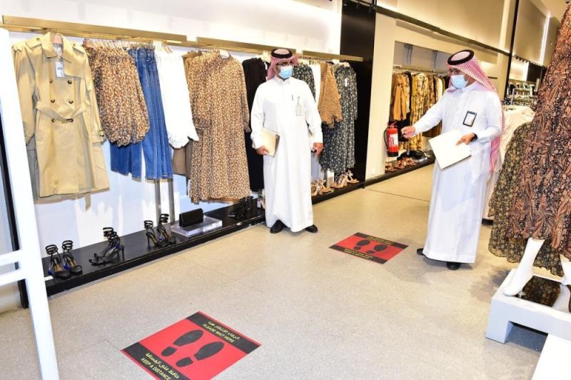 دوريات ميدانية لرصد مخالفي «الاحترازات»