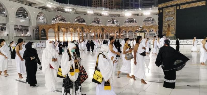 معتمرو الخارج يؤدون المناسك في أجواء آمنة وصحية