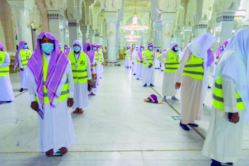 240 ساعة تطوعية يوميا..
رعاية وعناية بضيوف الرحمن