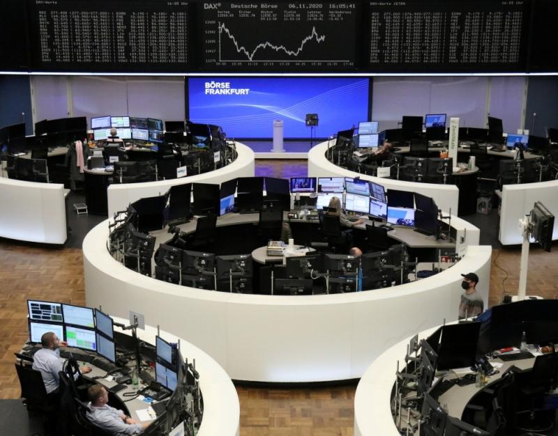 أسهم أوروبا تنهي أسبوعا قويا بخسائر طفيفة