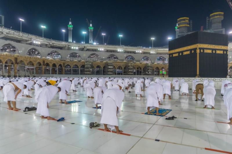 597 ألف معتمر ومصل بالمسجد الحرام