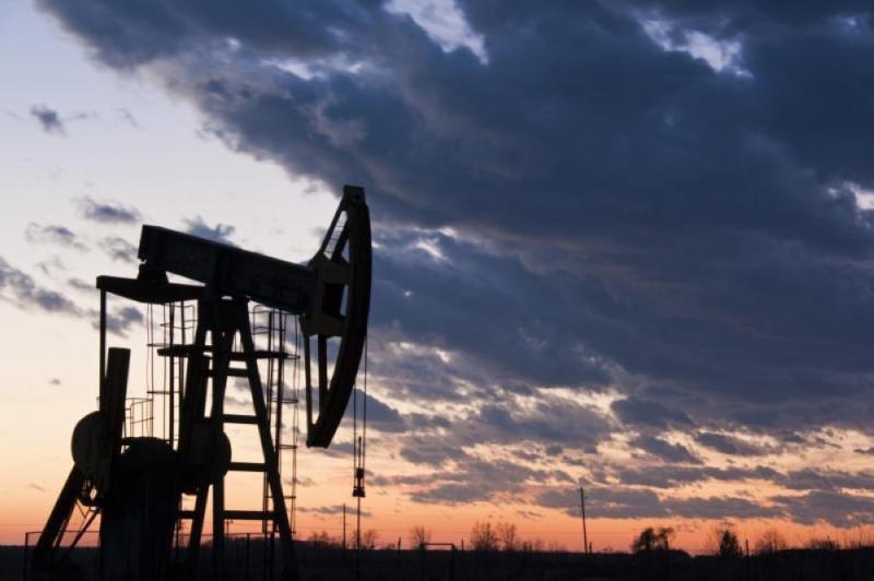 النفط يتراجع 4% مع ضعف الطلب