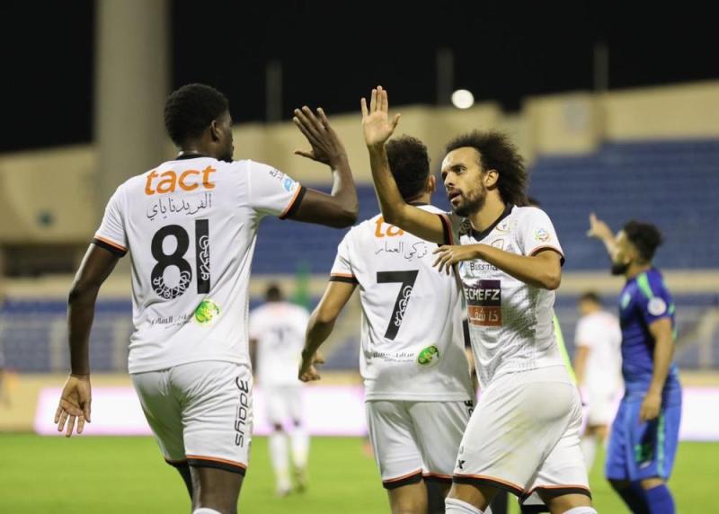 الشباب يهزم الفتح ويقاسم الهلال الصدارة