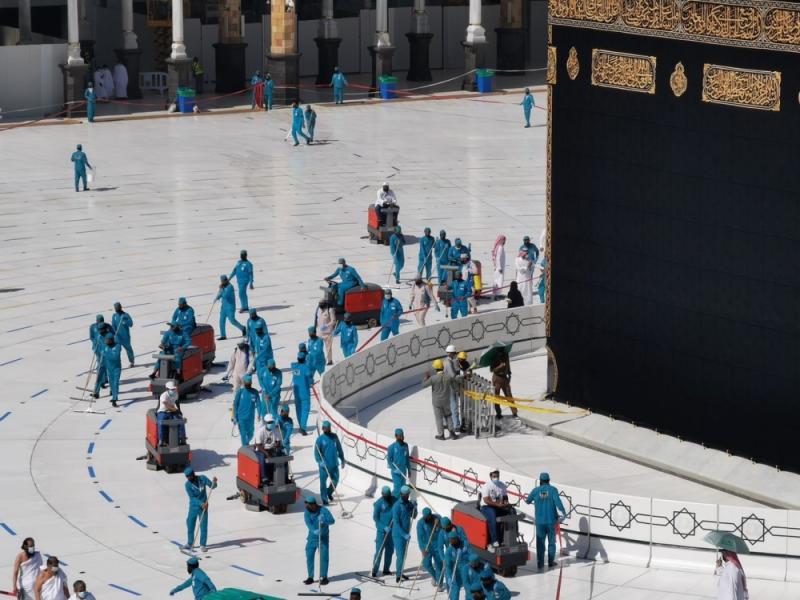 900 لتر معقمات للأيدي يوميا بالحرم المكي
