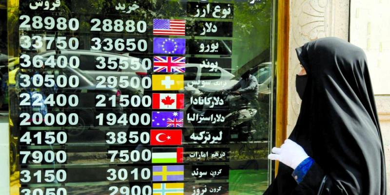 تخبط «الملالي» يهوي باقتصاد إيران إلى القاع