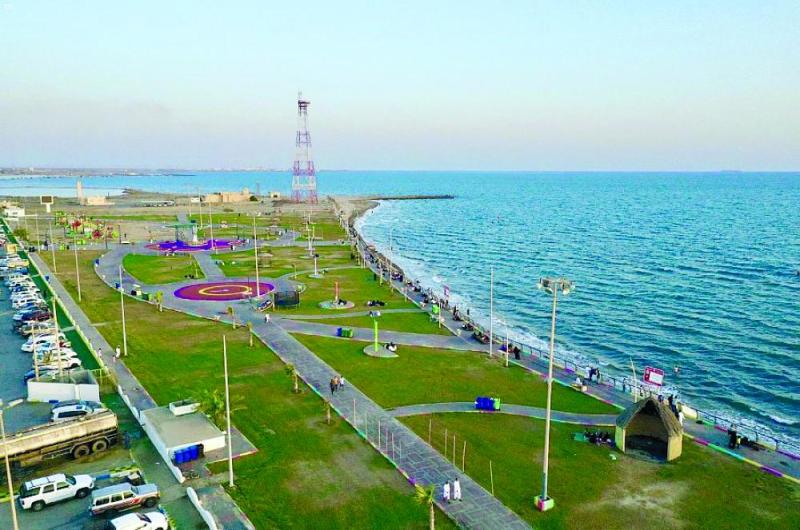 شاطئ الشقيق.. وجهة الباحثين عن دفء الشتاء