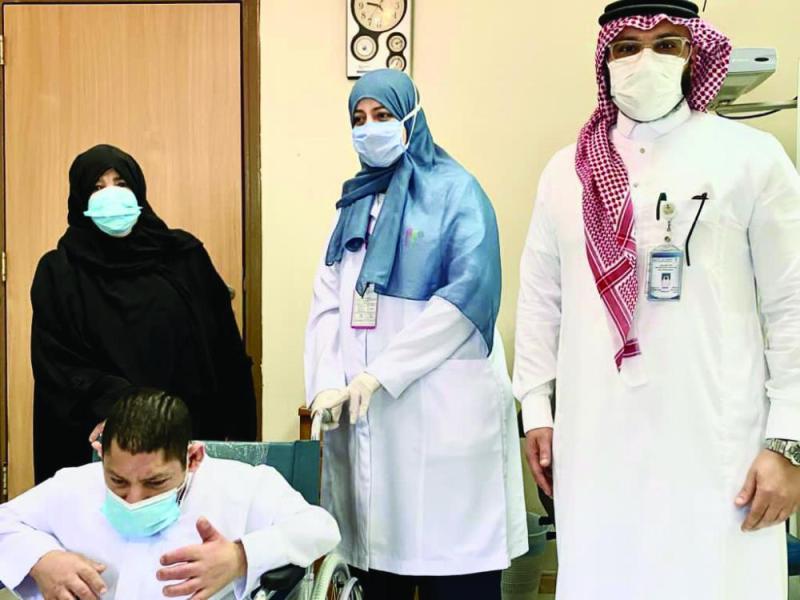 جراحة تعيد البصر لشاب من ذوي الإعاقة