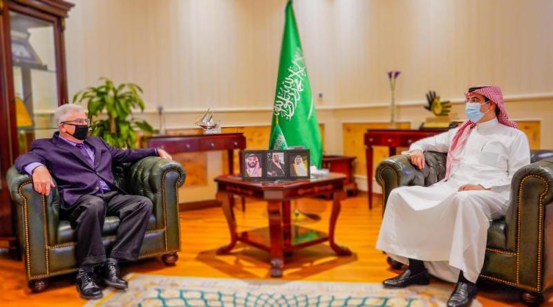 الدكتور العواد يبحث التعاون مع السفير الأمريكي