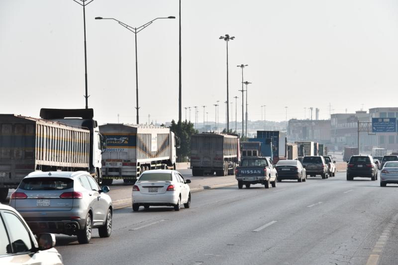 اختناق طريق «ميناء الدمام».. عرض مستمر