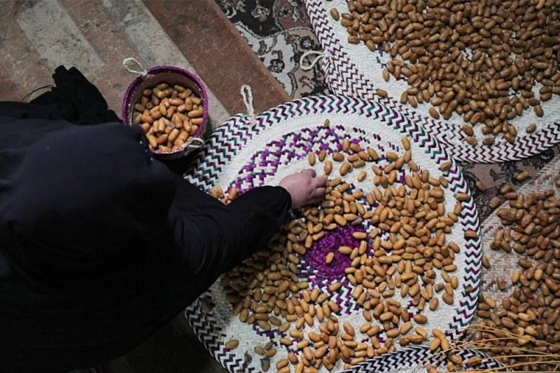 «سلوق الرطب».. صناعة تحويلية تصارع الاندثار