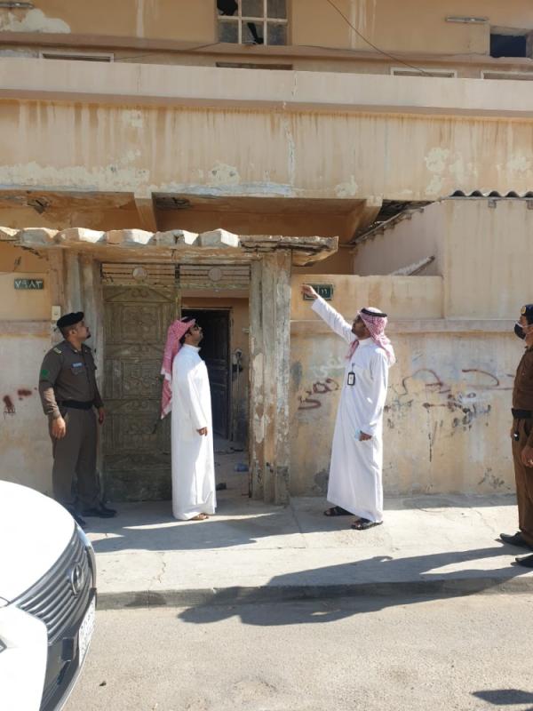 الكشف على المباني الآيلة للسقوط برأس تنورة