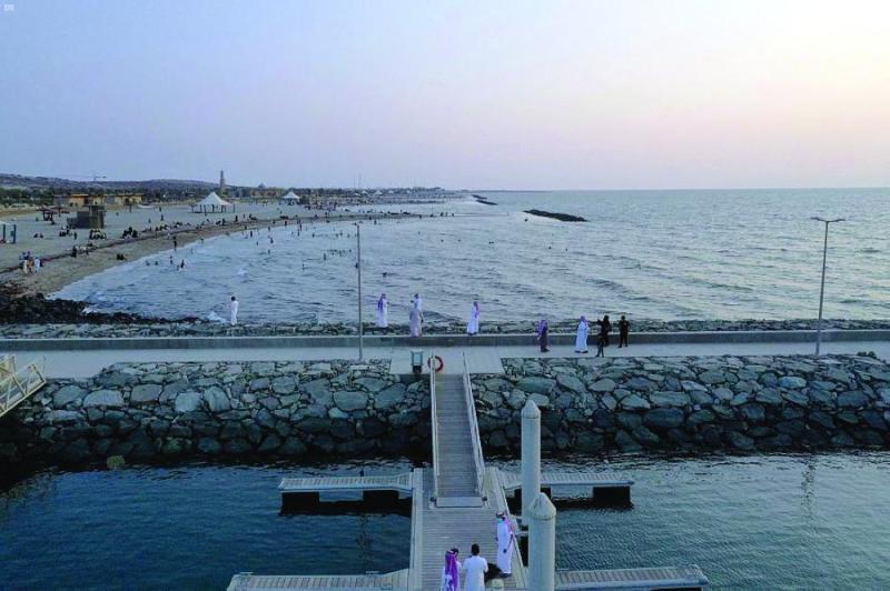 «بيش الهوى».. شاطئ الباحثين عن الجمال