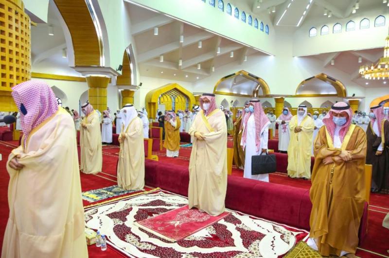 نائب أمير الشرقية يؤدي صلاة الاستسقاء