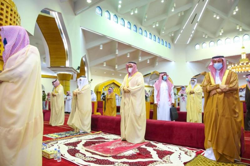 نائب أمير الشرقية يؤدي صلاة الاستسقاء