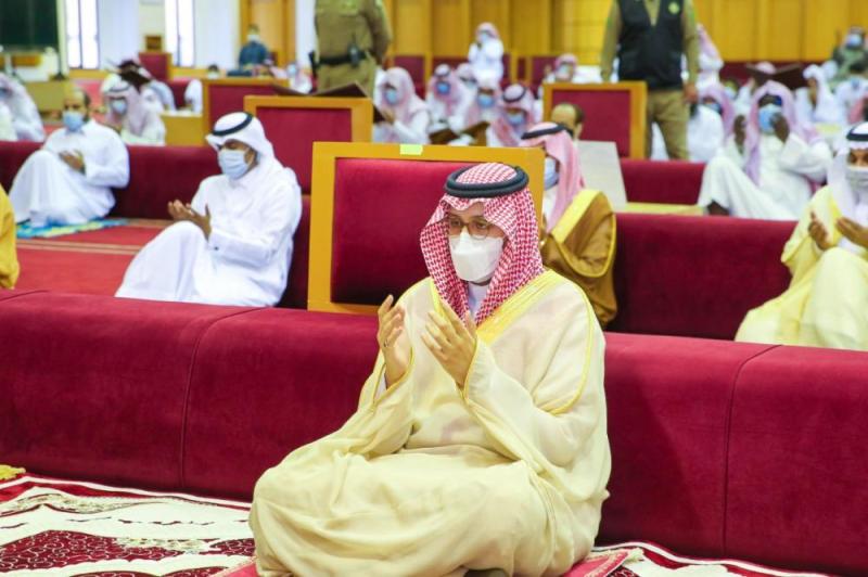 نائب أمير الشرقية يؤدي صلاة الاستسقاء
