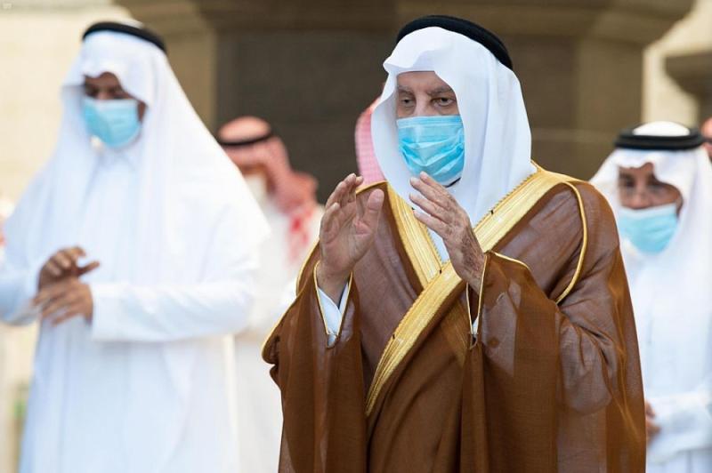 أمراء المناطق يتقدمون صلاة الاستسقاء