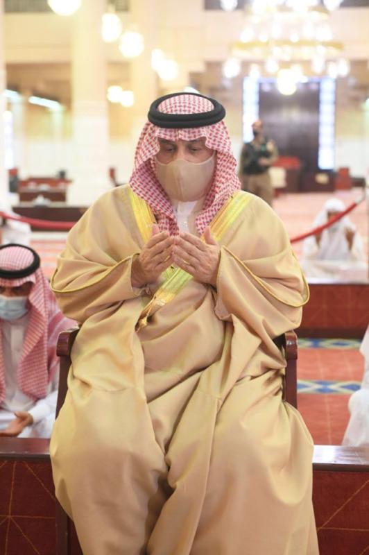 أمراء المناطق يتقدمون صلاة الاستسقاء