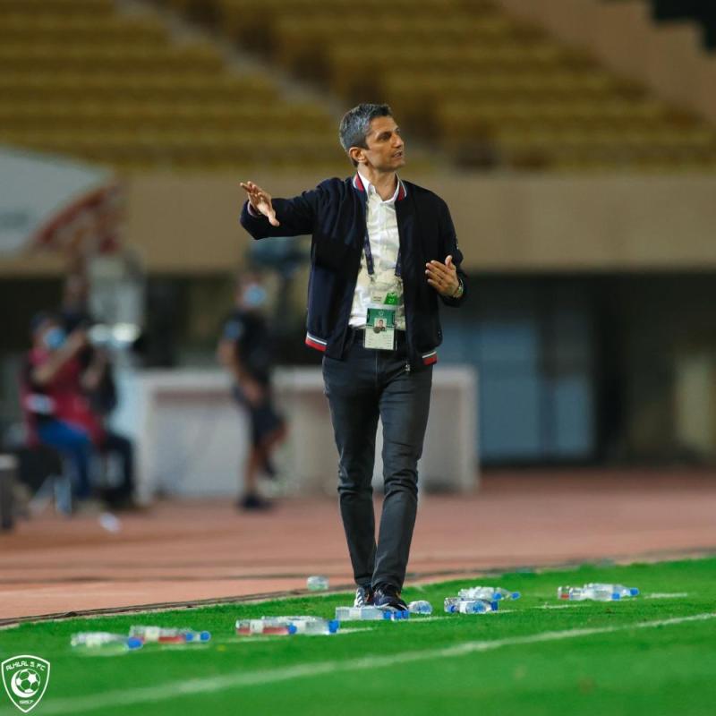 لوشيسكو يشرف على الهلال عبر الاتصال المرئي