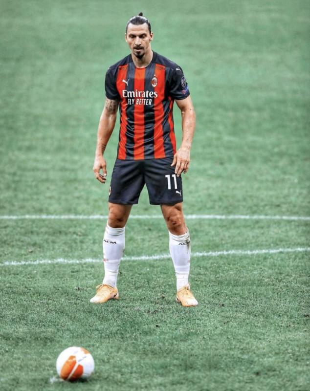 ميلان ونابولي.. صراع على صدارة الدوري الإيطالي