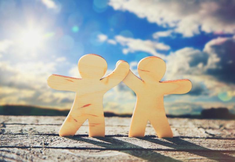 الصداقة أساس نجاح العلاقات الأسرية
