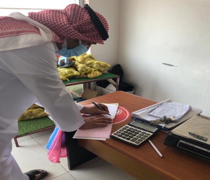 إنذار محلين مخالفين بعين الدار