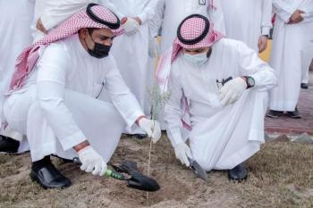 «لنجعلها خضراء».. نباتات مختلفة في محيط «الشؤون الصحية»