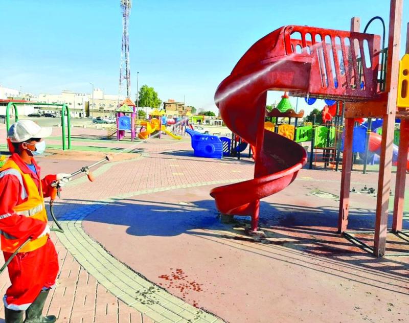 تعقيم وتطهير ألعاب الأطفال بحدائق النعيرية