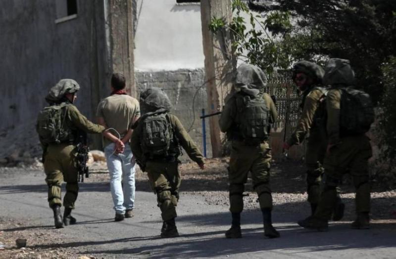 قوات الاحتلال تعتقل 3 فلسطينيين من رام الله