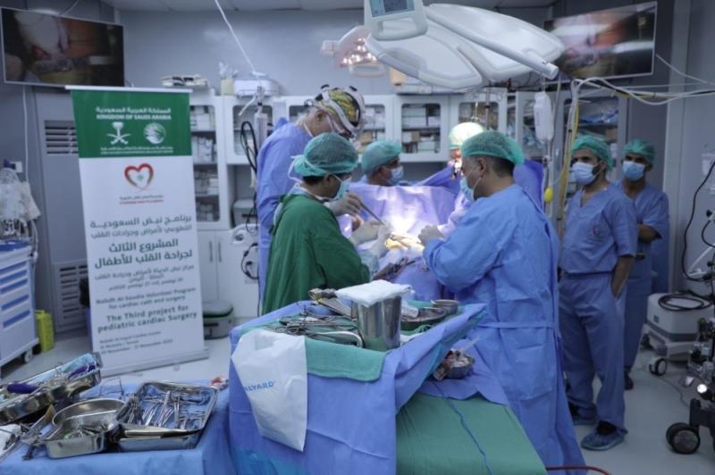 «نبض السعودية» يعالج قلوب 20 طفلا يمنيا في المكلا
