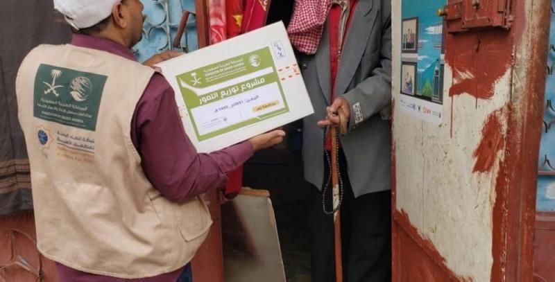600 كرتون تمور لأهالي تعز