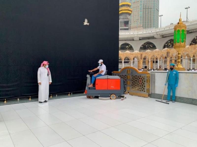 جهود مكثفة بالحرمين لإزالة آثار الأمطار