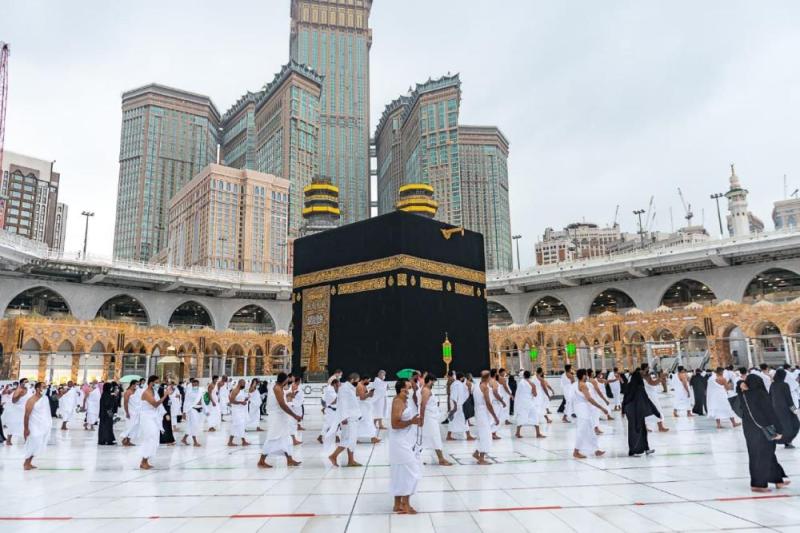 ماكينات شفط لمواجهة الحالة المطرية في الحرم المكي