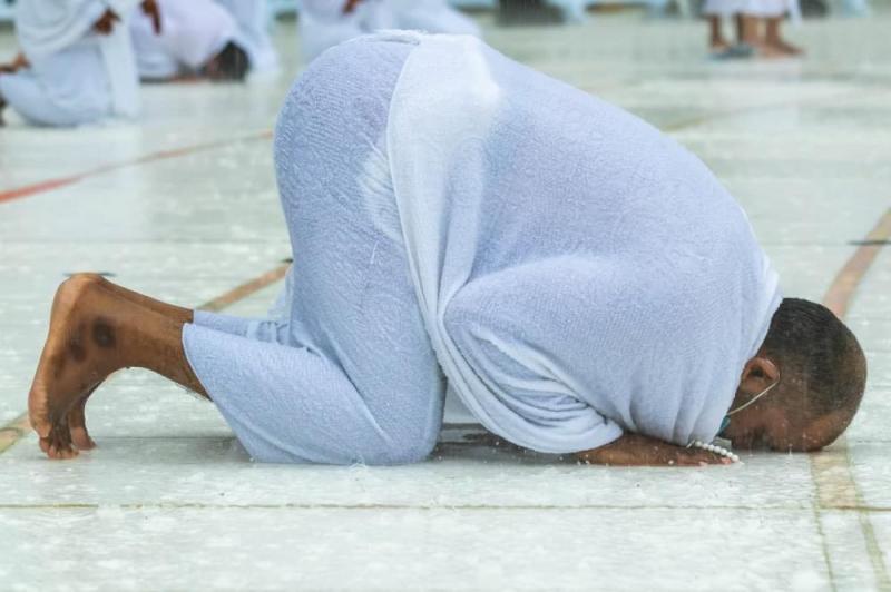 ماكينات شفط لمواجهة الحالة المطرية في الحرم المكي