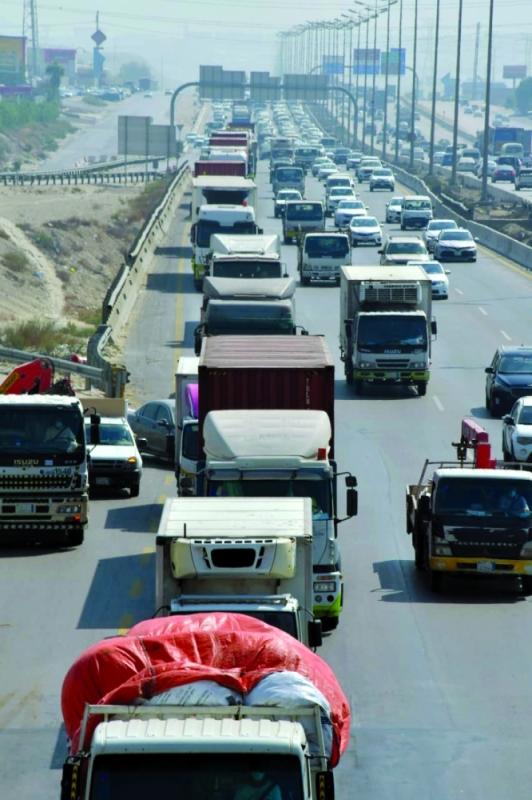 قريبا.. فتح الطرق أمام الشاحنات 24 ساعة