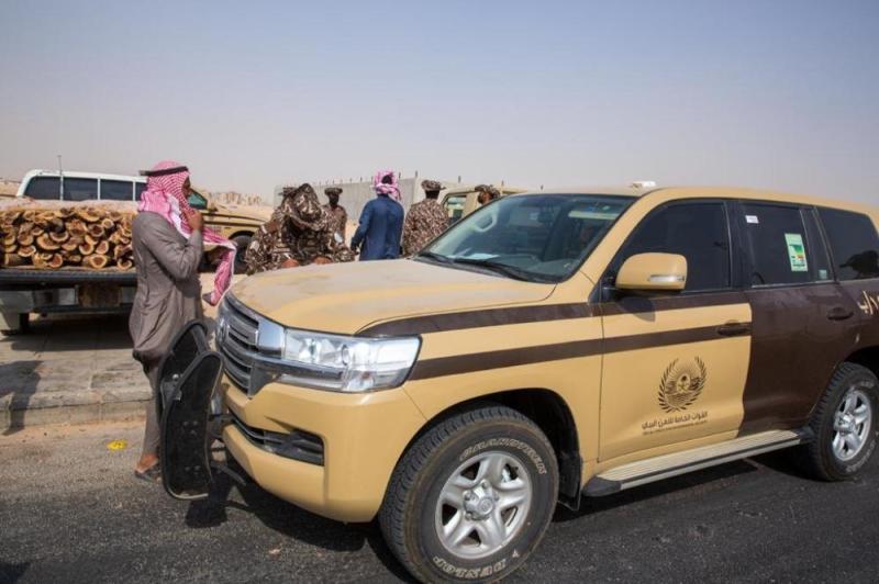ضبط 16 طناً حطب محلي معدة للبيع في الرياض