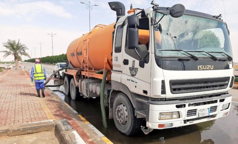 سحب تجمعات المياه بشوارع النعيرية