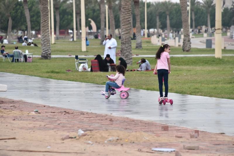 متنزهات الدمام.. أجواء ساحرة تحت زخات المطر