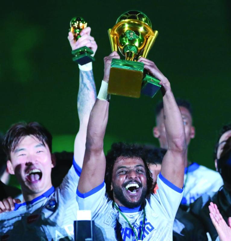 كل القصة..هلال ذهب ومنصة..!