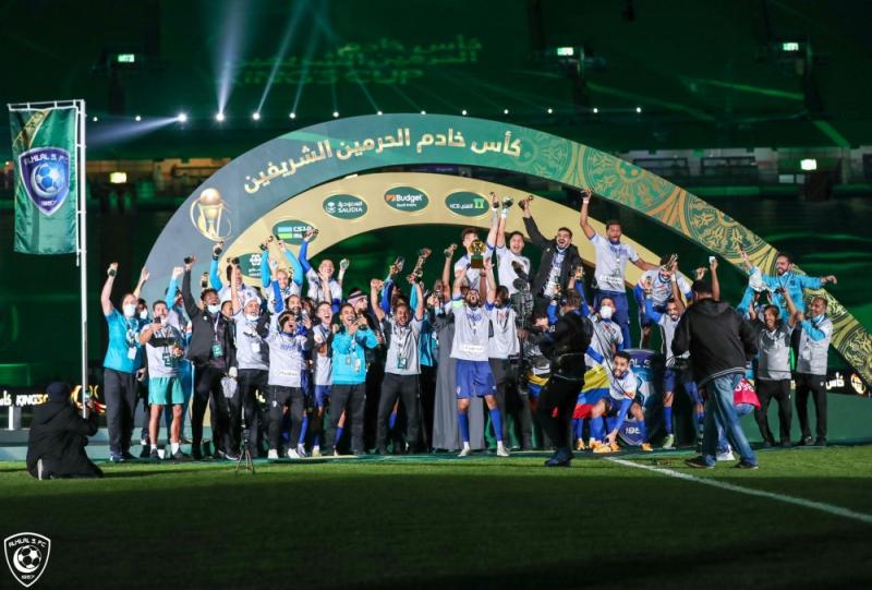 حلوة البدايات.. رباعي الهلال يحتفلون باللقب الأول