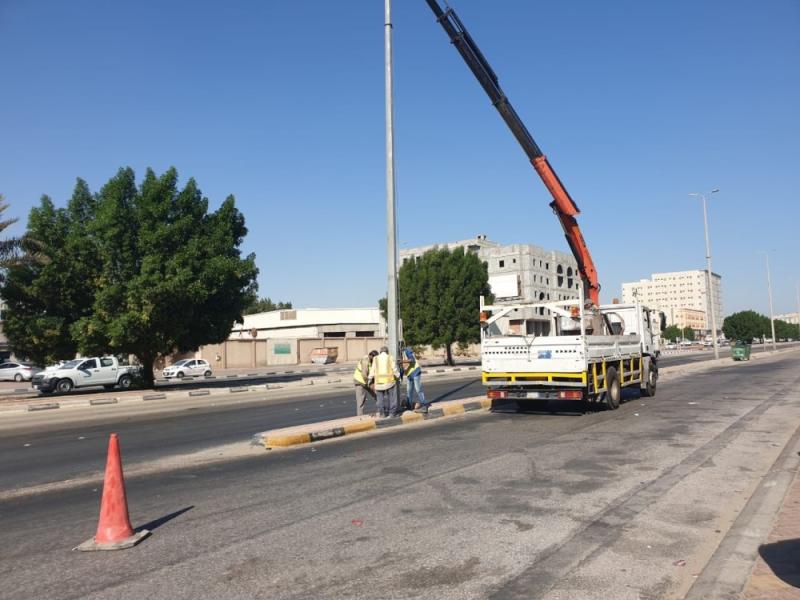 استبدال أعمدة الإنارة التالفة بالجبيل