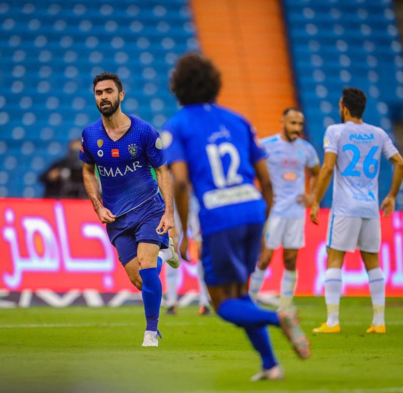 الهلال يتصدر الدوري بثلاثية في الفتح