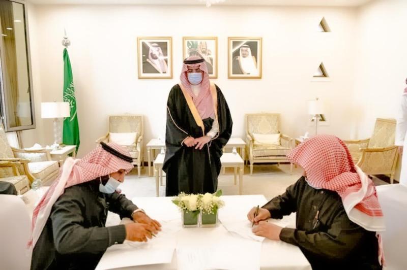 محافظ حفر الباطن يشهد توقيع «وقف أمة»