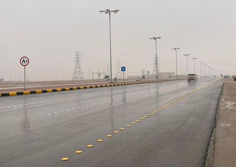 الأمطار تغرق الشوارع بحفر الباطن