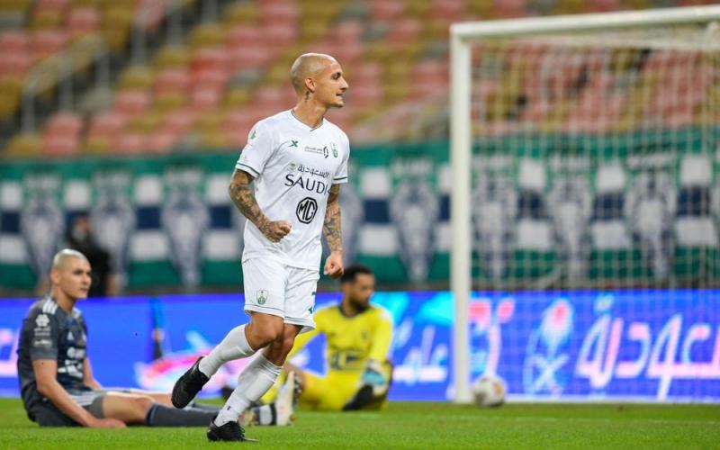 الأهلي يهدد ضمك بالبقاء في القاع
