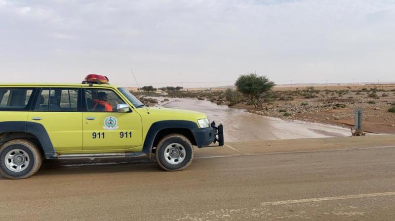 بالصور.. جهود احترافية لرجال الدفاع المدني تحت المطر