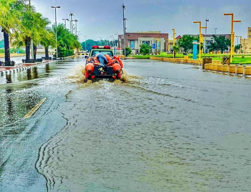 بالصور.. جهود احترافية لرجال الدفاع المدني تحت المطر