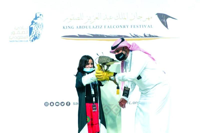 أطلقت «شلوى» فنالت صقرا هدية