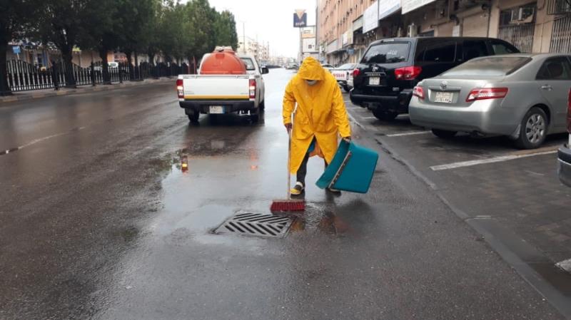 4 مضخات لتصريف المياه بالجبيل